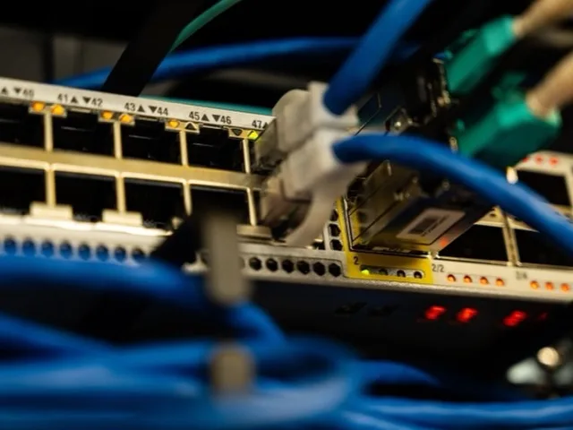 Informatikai hálózat menedzser és adminisztrátor hálózati switch-et konfigurál